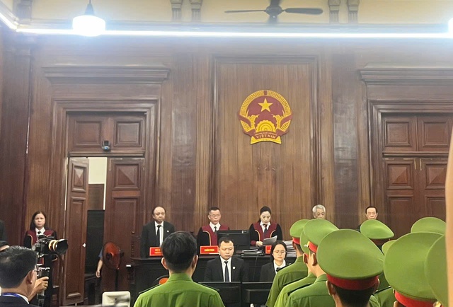 Mở phi&ecirc;n t&ograve;a &ldquo;đại &aacute;n&rdquo; l&agrave;m phiếu thử nghiệm giả: 100 bị c&aacute;o, hơn 1,1 triệu b&uacute;t lục- Ảnh 5.