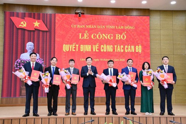 L&acirc;m Đồng c&ocirc;ng bố h&agrave;ng loạt quyết định điều động, bổ nhiệm c&aacute;n bộ- Ảnh 2.