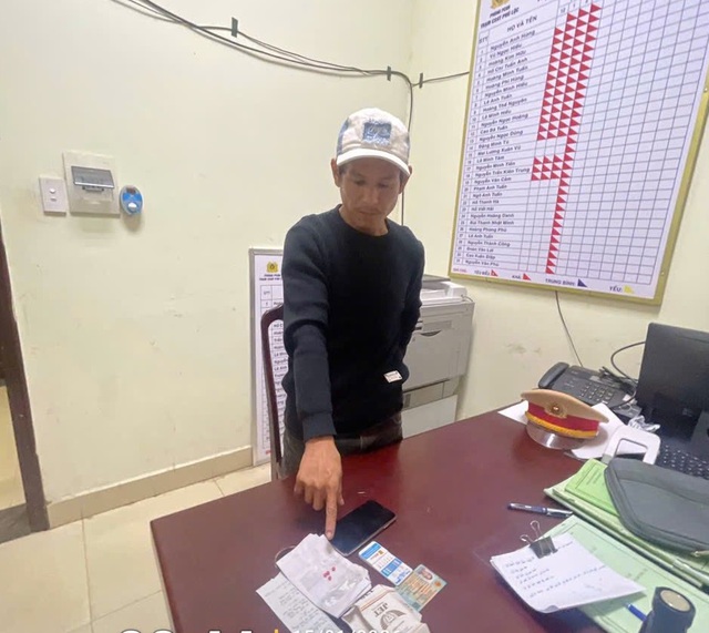 Trắng đ&ecirc;m tuần tra, CSGT Huế ph&aacute;t hiện nhiều "con nghiện" ngồi sau tay l&aacute;i- Ảnh 1.