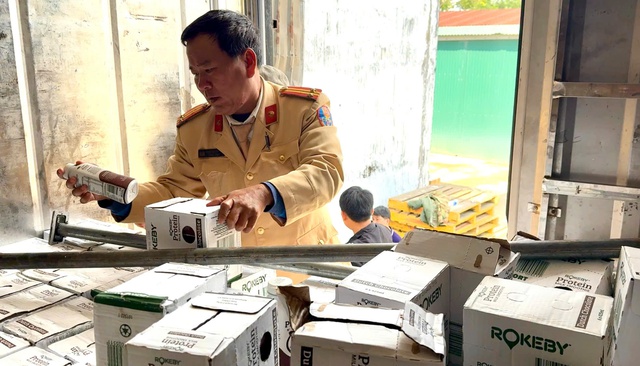 Trắng đ&ecirc;m tuần tra, CSGT Huế ph&aacute;t hiện nhiều "con nghiện" ngồi sau tay l&aacute;i- Ảnh 3.