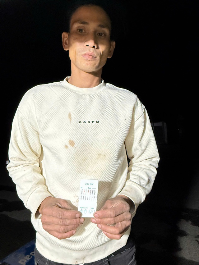 Trắng đ&ecirc;m tuần tra, CSGT Huế ph&aacute;t hiện nhiều "con nghiện" ngồi sau tay l&aacute;i- Ảnh 2.