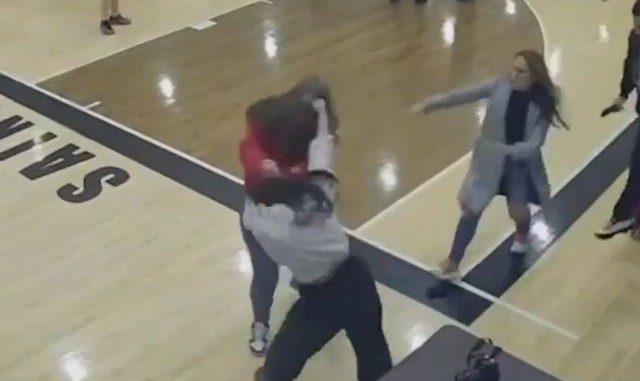 2 b&agrave; mẹ t&uacute;m t&oacute;c, lao v&agrave;o đ&aacute;nh nhau dữ dội ngay trong trường học- Ảnh 1.