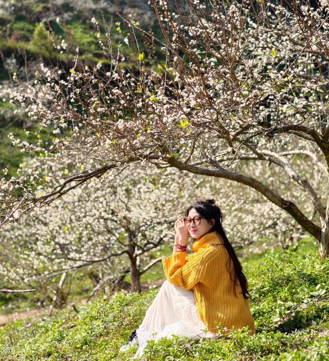 Hoa mận trắng đồi, dịch vụ chụp ảnh ở Mộc Ch&acirc;u v&agrave;o m&ugrave;a &ldquo;hốt bạc&rdquo;- Ảnh 1.