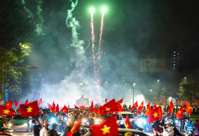 Đ&ecirc;m rực lửa ở H&agrave; Nội, Tp.HCM mừng U23 Việt Nam v&agrave;o b&aacute;n kết U23 ch&acirc;u &Aacute; - Ảnh 9.