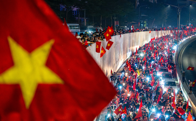 Đ&ecirc;m rực lửa ở H&agrave; Nội, Tp.HCM mừng U23 Việt Nam v&agrave;o b&aacute;n kết U23 ch&acirc;u &Aacute; - Ảnh 4.