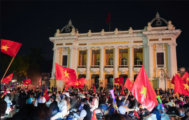 Đ&ecirc;m rực lửa ở H&agrave; Nội, Tp.HCM mừng U23 Việt Nam v&agrave;o b&aacute;n kết U23 ch&acirc;u &Aacute; - Ảnh 2.