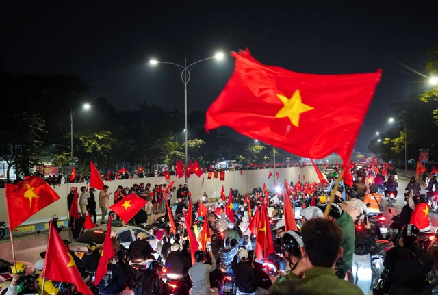 Đ&ecirc;m rực lửa ở H&agrave; Nội, Tp.HCM mừng U23 Việt Nam v&agrave;o b&aacute;n kết U23 ch&acirc;u &Aacute; - Ảnh 3.
