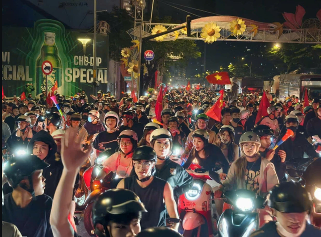 Đ&ecirc;m rực lửa ở H&agrave; Nội, Tp.HCM mừng U23 Việt Nam v&agrave;o b&aacute;n kết U23 ch&acirc;u &Aacute; - Ảnh 12.