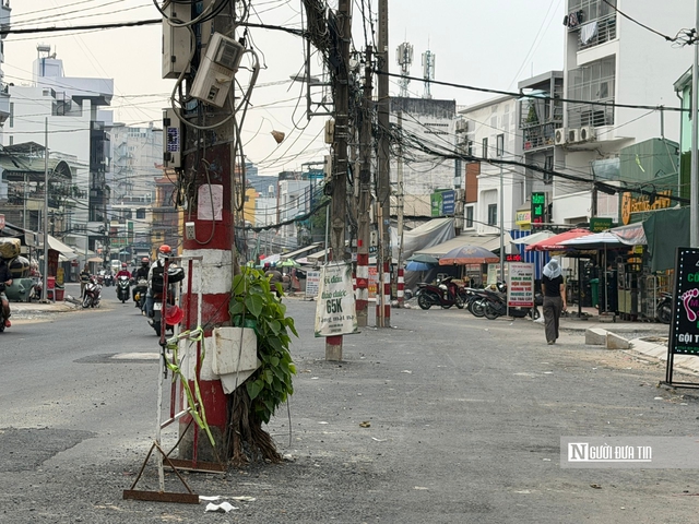H&agrave;ng cột điện &aacute;n ngữ giữa l&ograve;ng đường ngh&igrave;n tỷ đồng tại Tp.HCM, bao giờ được xử l&yacute;?- Ảnh 1.