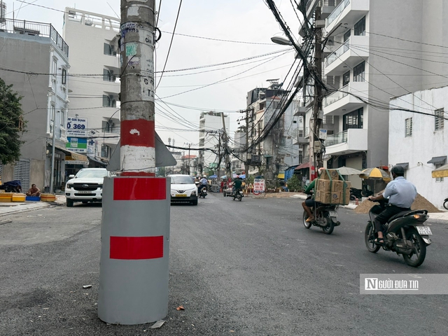 H&agrave;ng cột điện &aacute;n ngữ giữa l&ograve;ng đường ngh&igrave;n tỷ đồng tại Tp.HCM, bao giờ được xử l&yacute;?- Ảnh 2.
