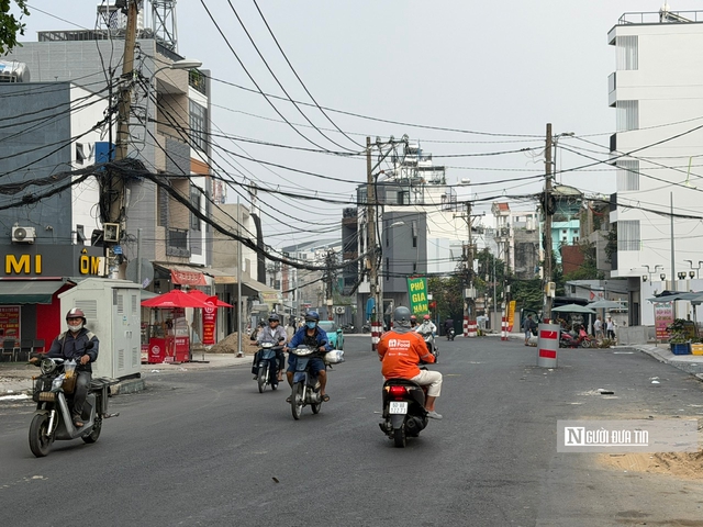 H&agrave;ng cột điện &aacute;n ngữ giữa l&ograve;ng đường ngh&igrave;n tỷ đồng tại Tp.HCM, bao giờ được xử l&yacute;?- Ảnh 5.