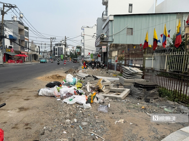 H&agrave;ng cột điện &aacute;n ngữ giữa l&ograve;ng đường ngh&igrave;n tỷ đồng tại Tp.HCM, bao giờ được xử l&yacute;?- Ảnh 6.
