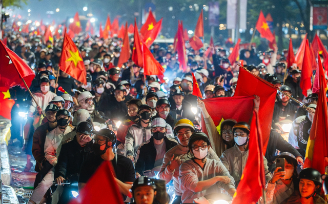 Đ&ecirc;m rực lửa ở H&agrave; Nội, Tp.HCM mừng U23 Việt Nam v&agrave;o b&aacute;n kết U23 ch&acirc;u &Aacute; - Ảnh 1.