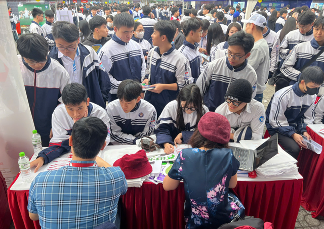 Tư vấn tuyển sinh 2026 đầu ti&ecirc;n diễn ra tại Đại học Vinh, quy tụ 100 gian tư vấn chọn ng&agrave;nh cho th&iacute; sinh - Ảnh 7.