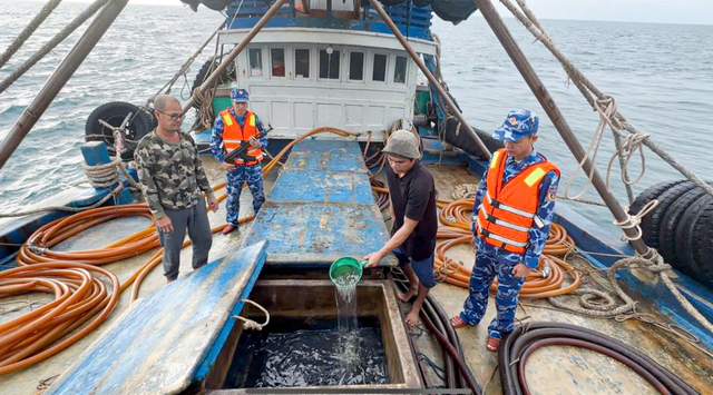 Bắt giữ t&agrave;u c&aacute; chở dầu tr&aacute;i ph&eacute;p tr&ecirc;n biển - Ảnh 1.
