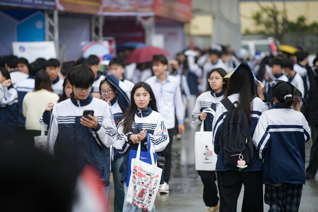 Tư vấn tuyển sinh 2026 đầu ti&ecirc;n diễn ra tại Đại học Vinh, quy tụ 100 gian tư vấn chọn ng&agrave;nh cho th&iacute; sinh - Ảnh 1.