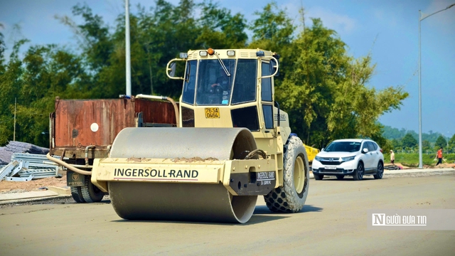 Đập d&acirc;ng s&ocirc;ng Tr&agrave; Kh&uacute;c gần 1.500 tỷ đồng hối hả thi c&ocirc;ng nước r&uacute;t, nỗ lực th&ocirc;ng xe trước Tết 2026- Ảnh 4.