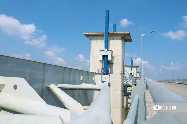 Đập d&acirc;ng s&ocirc;ng Tr&agrave; Kh&uacute;c gần 1.500 tỷ đồng hối hả thi c&ocirc;ng nước r&uacute;t, nỗ lực th&ocirc;ng xe trước Tết 2026- Ảnh 7.