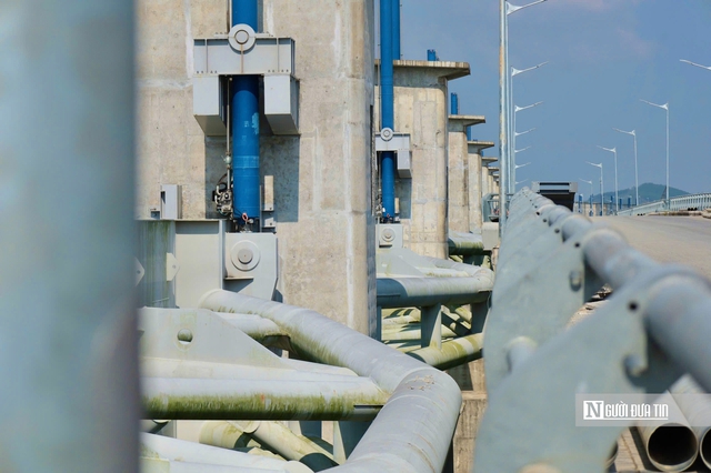 Đập d&acirc;ng s&ocirc;ng Tr&agrave; Kh&uacute;c gần 1.500 tỷ đồng hối hả thi c&ocirc;ng nước r&uacute;t, nỗ lực th&ocirc;ng xe trước Tết 2026- Ảnh 8.