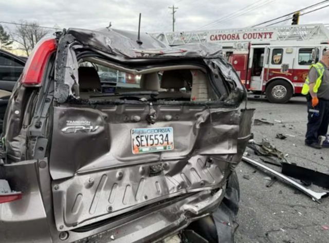 Đạp nhầm ch&acirc;n ga, nữ t&agrave;i xế t&ocirc;ng tr&uacute;ng 3 &ocirc; t&ocirc; đang dừng đ&egrave;n đỏ- Ảnh 2.