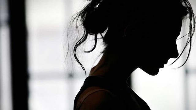 Kh&ocirc;ng được chồng mua điện thoại mới, người vợ l&agrave;m điều dại dột- Ảnh 1.