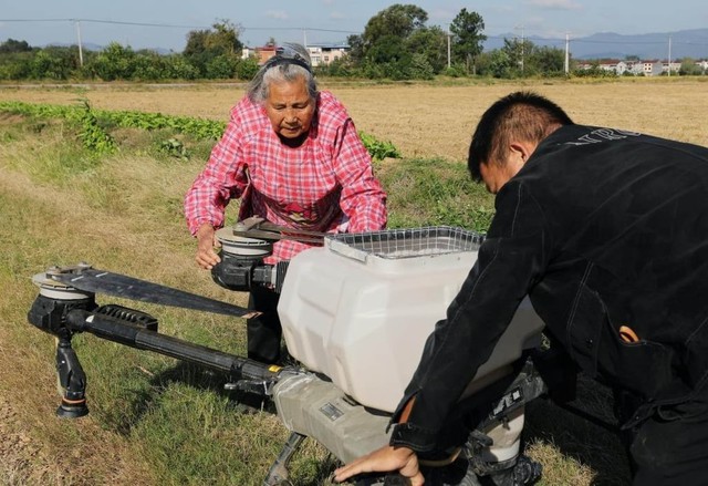 "B&agrave; ngoại si&ecirc;u ngầu": U90 g&acirc;y sốt khi l&aacute;i drone b&oacute;n ph&acirc;n, b&aacute;n gạo nline - Ảnh 4.