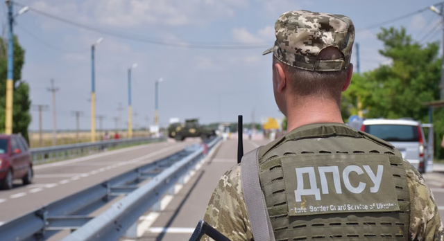 Biến động về l&agrave;n s&oacute;ng nam giới tuổi nhập ngũ rời Ukraine sau gần 4 năm xung đột- Ảnh 1.