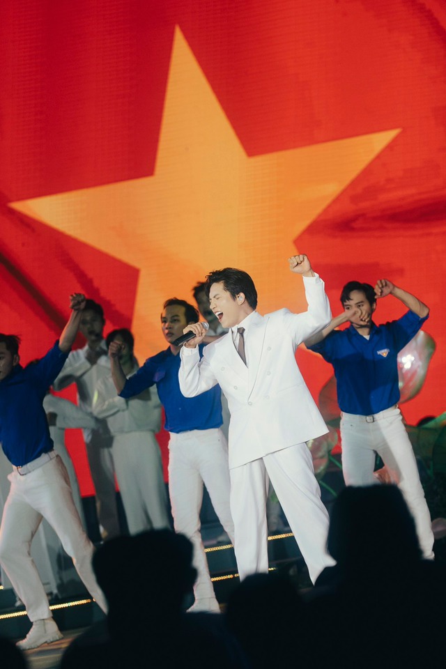 Nam ca sĩ đắt show bậc nhất showbiz v&agrave; chuyện x&uacute;c động đằng sau ca kh&uacute;c "Thưa Đảng" - Ảnh 5.
