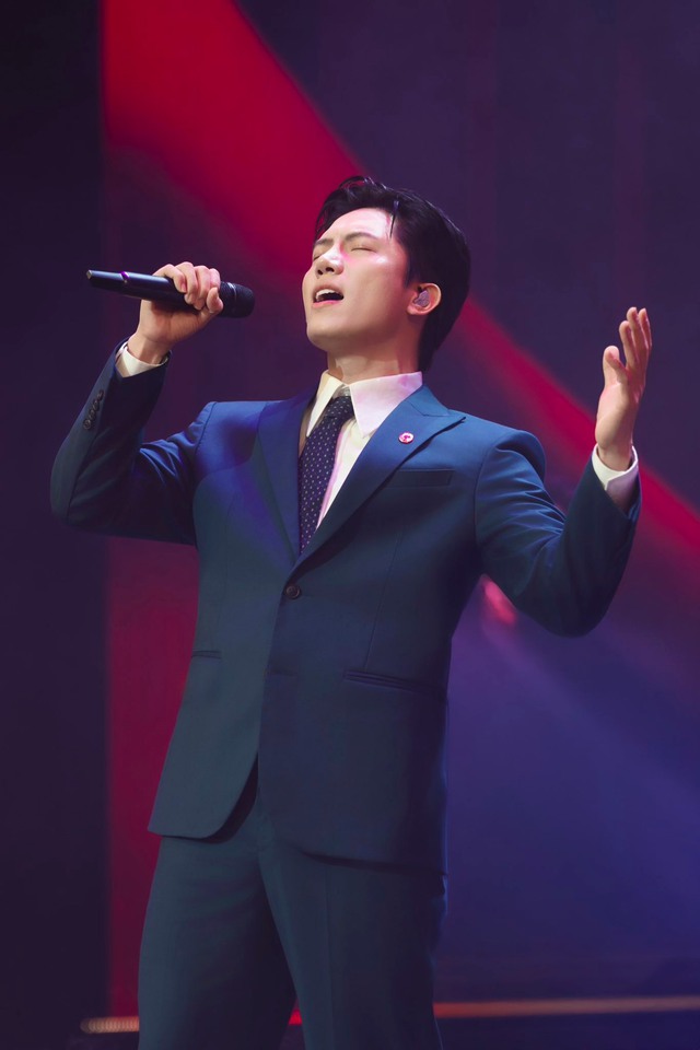 Nam ca sĩ đắt show bậc nhất showbiz v&agrave; chuyện x&uacute;c động đằng sau ca kh&uacute;c "Thưa Đảng" - Ảnh 2.