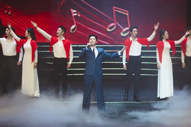 Nam ca sĩ đắt show bậc nhất showbiz v&agrave; chuyện x&uacute;c động đằng sau ca kh&uacute;c "Thưa Đảng" - Ảnh 1.