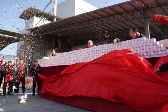 Cho&aacute;ng ngợp &ldquo;n&uacute;i tiền&rdquo; thưởng Tết hơn 80 tỷ đồng của h&agrave;ng trăm n&ocirc;ng d&acirc;n - Ảnh 1.