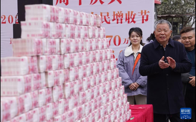 Cho&aacute;ng ngợp &ldquo;n&uacute;i tiền&rdquo; thưởng Tết hơn 80 tỷ đồng của h&agrave;ng trăm n&ocirc;ng d&acirc;n - Ảnh 4.