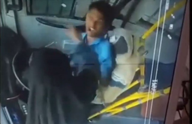 Người phụ nữ t&uacute;m cổ &aacute;o, đ&aacute;nh t&agrave;i xế ngay tr&ecirc;n xe bu&yacute;t - Ảnh 1.