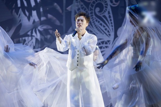 Nam ca sĩ đắt show bậc nhất showbiz v&agrave; chuyện x&uacute;c động đằng sau ca kh&uacute;c "Thưa Đảng" - Ảnh 6.