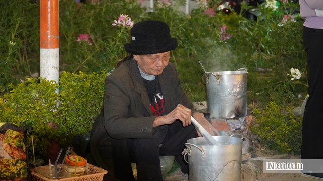 Đà Lạt ngày đầu năm: Chợ đêm kín người, quán cà phê kín chỗ- Ảnh 10. Đà Lạt ngày đầu năm: Chợ đêm kín người, quán cà phê kín chỗ- Ảnh 10.