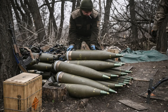 Động th&aacute;i &ldquo;lạ&rdquo; của ng&acirc;n h&agrave;ng S&eacute;c với c&aacute;c h&atilde;ng vũ kh&iacute; l&agrave;m ăn c&ugrave;ng Ukraine - Ảnh 1.