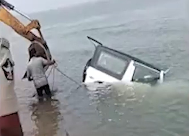 Xe ô tô lao xuống biển, nam tài xế tử vong thương tâm- Ảnh 1. Xe ô tô lao xuống biển, nam tài xế tử vong thương tâm- Ảnh 1.