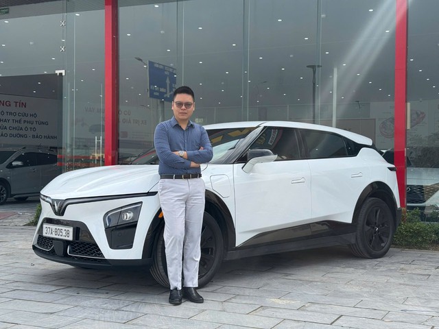 Bỏ xe xăng chuyển sang VinFast VF 7, người d&ugrave;ng Việt thấy kho&aacute;i v&igrave; &ldquo;chạy 500 km trong một ng&agrave;y vẫn thấy nhẹ người&rdquo; - Ảnh 1.
