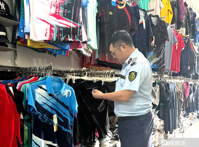 Gi&aacute;p Tết Đ&agrave; Nẵng, h&agrave;ng hiệu giả len lỏi tr&agrave;n từ mạng x&atilde; hội ra chợ phố- Ảnh 1.