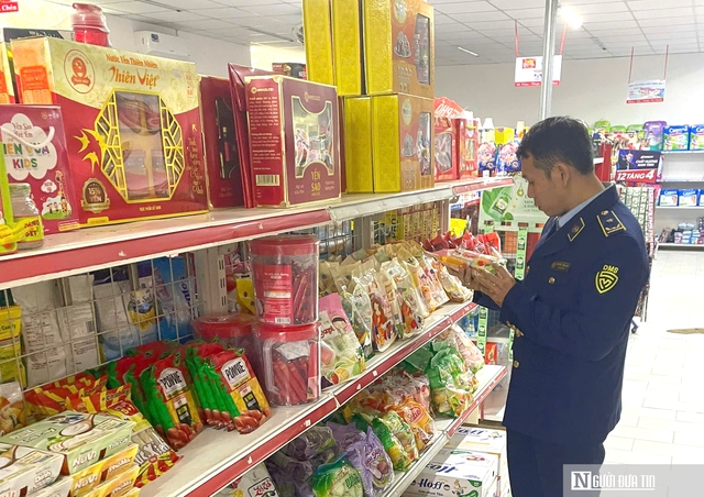 Gi&aacute;p Tết Đ&agrave; Nẵng, h&agrave;ng hiệu giả len lỏi tr&agrave;n từ mạng x&atilde; hội ra chợ phố- Ảnh 4.