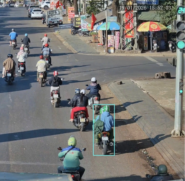 Vụ cướp ng&acirc;n h&agrave;ng t&aacute;o tợn: C&ocirc;ng an c&ocirc;ng bố số tiền bị chiếm đoạt v&agrave; nhận dạng nghi phạm - Ảnh 3.