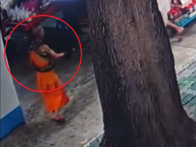 Bị trăn khủng d&agrave;i 4 m&eacute;t, nặng 15kg siết cổ, nh&agrave; sư chạy đi cầu cứu - Ảnh 1.