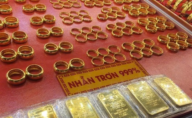 Gi&aacute; v&agrave;ng chiều nay tăng vượt mốc 166 triệu đồng/lượng- Ảnh 1.
