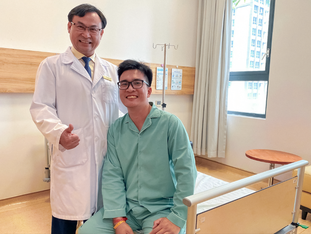 Từ Singapore về Vinmec tại Việt Nam chữa trị, bệnh nh&acirc;n chấm dứt cơn đau dai dẳng k&eacute;o d&agrave;i suốt 7 năm - Ảnh 1.