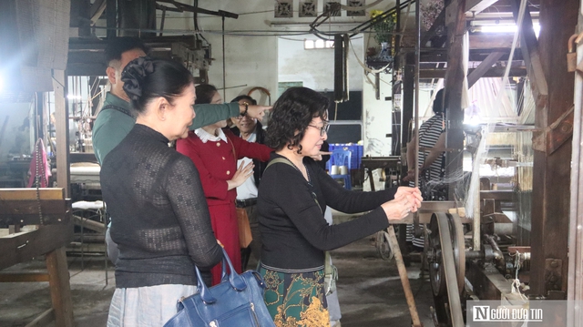 Thu nhập thấp, người trẻ không còn mặn mà với nghề dệt lụa - Ảnh 11. Thu nhập thấp, người trẻ không còn mặn mà với nghề dệt lụa - Ảnh 11.