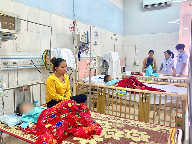 Tự lấy thuốc của người lớn uống &ldquo;cho hết đau đầu&rdquo;, 3 ch&aacute;u b&eacute; co giật khiến cả nh&agrave; t&aacute; hỏa - Ảnh 1.