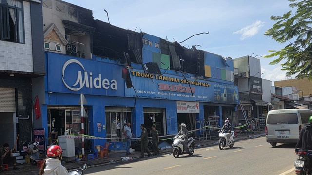 Hiện trường vụ ch&aacute;y cửa h&agrave;ng điện m&aacute;y tại Đồng Nai, 2 người tử vong- Ảnh 1.