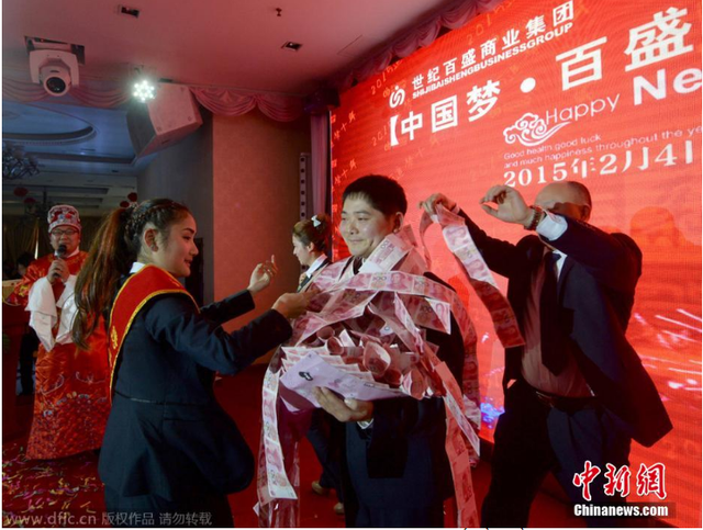 Thưởng Tết &ldquo;c&oacute; một kh&ocirc;ng hai&rdquo; ở Trung Quốc: Đếm tiền trong 1 ph&uacute;t, nhận trọn may mắn đầu năm - Ảnh 2.