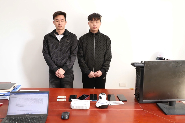 Bắt 2 đối tượng lừa h&agrave;ng trăm người mua v&eacute; xe Tết qua mạng - Ảnh 1.