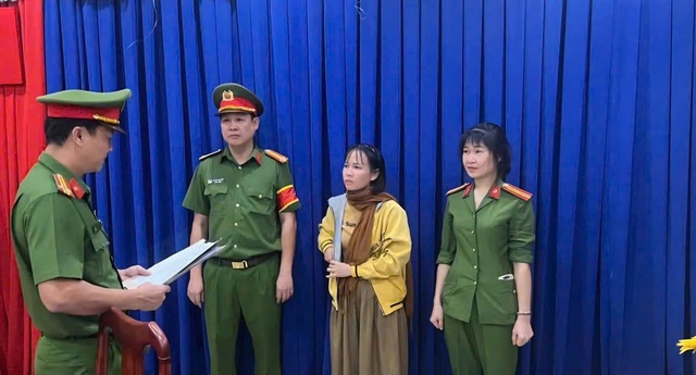 C&aacute;i bẫy vay n&oacute;ng: C&ocirc;ng nh&acirc;n mất tiền bảo hiểm - Ảnh 1.